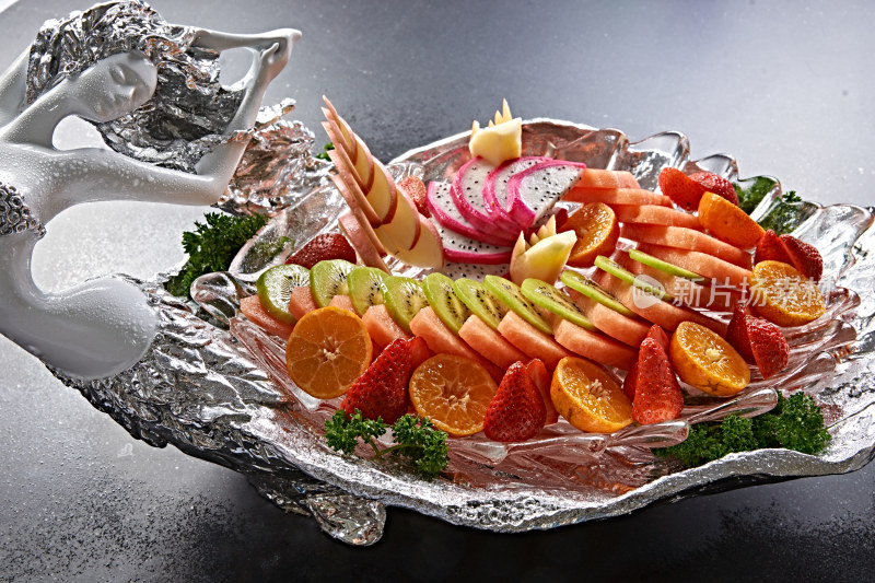 精美餐具装的的水果盘