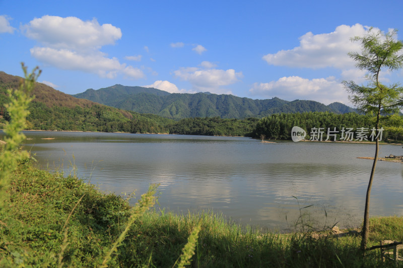 山间湖泊的宁静之美 安徽黄山奇墅湖