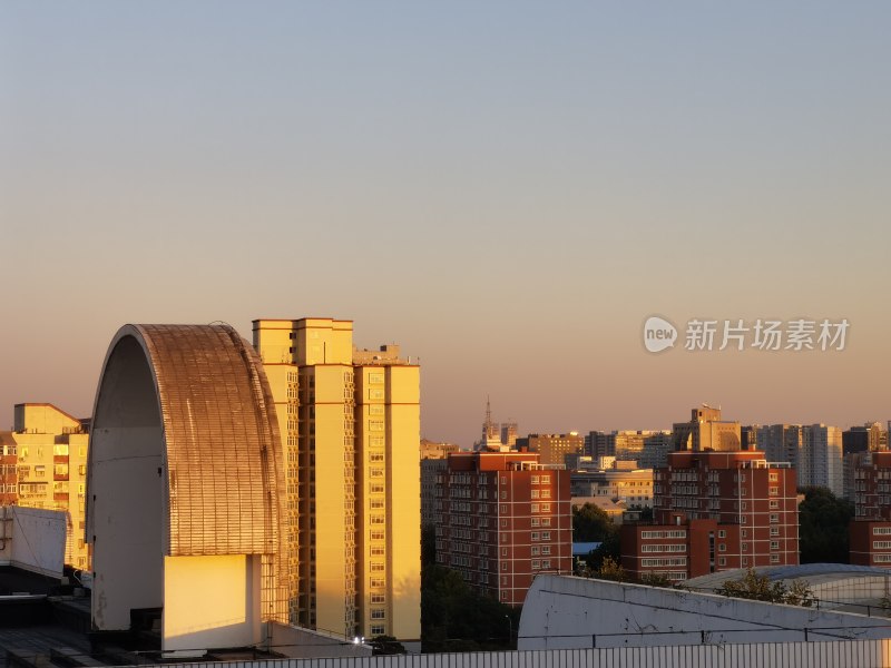 金色夕阳下的城市建筑