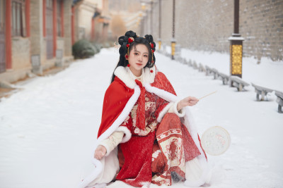 雪天户外身穿中式红色汉服的亚洲少女