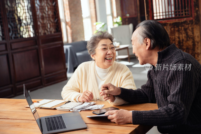 老年夫妇做养老金理财