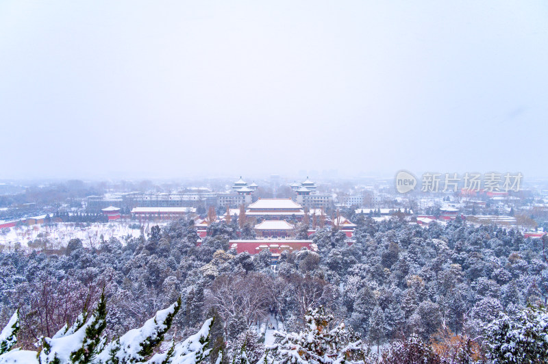 北京景山公园雪中古建筑风光