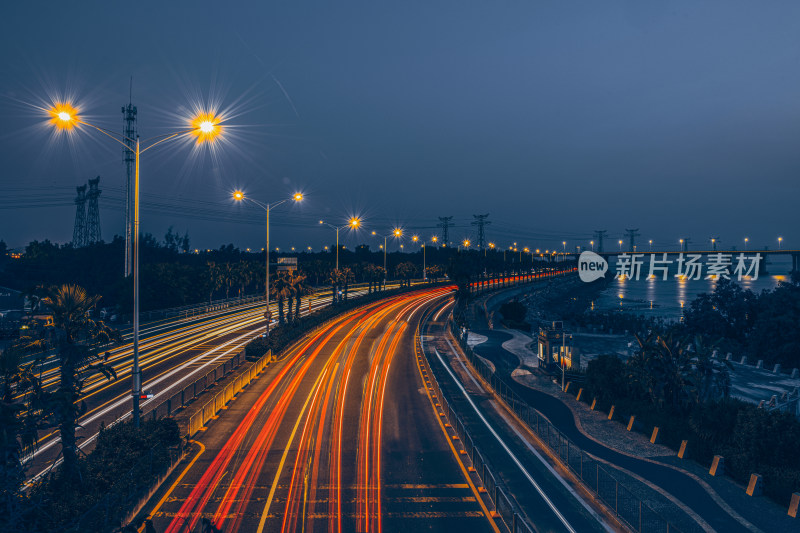 黄昏公路车流光影画面