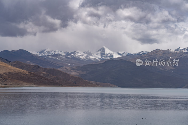 西藏山南羊卓雍措圣湖神湖蓝色藏地圣湖雪山