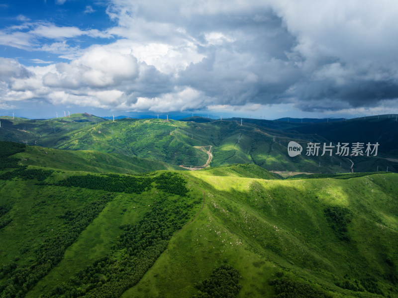 崇礼滑雪小镇山顶森林山顶风力发电大风车