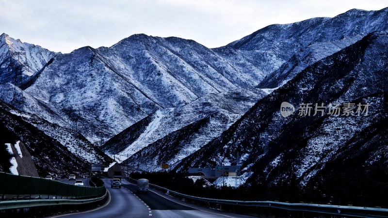 雪山间的公路 尽显壮观自然风光