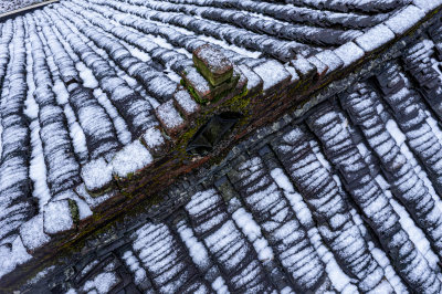 航拍冬季屋檐瓦片上的雪