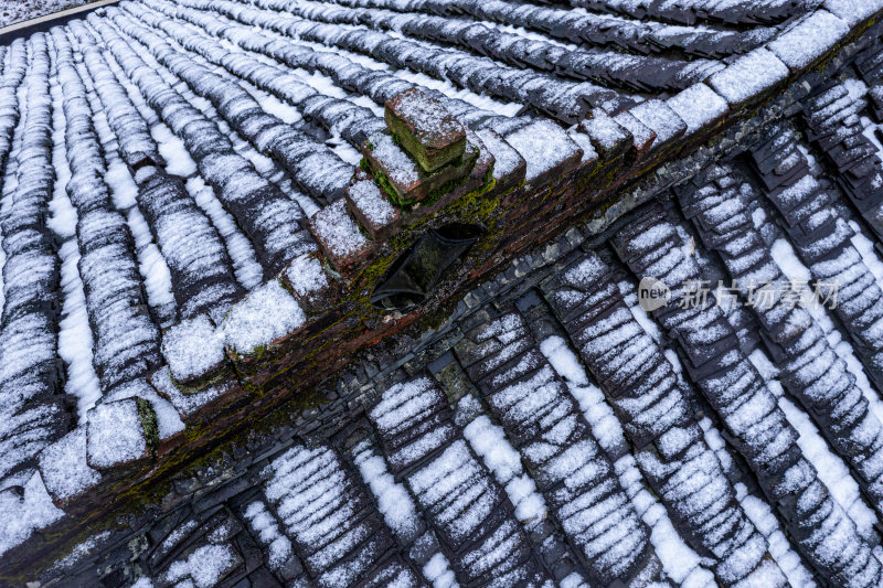 航拍冬季屋檐瓦片上的雪