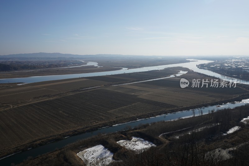 辽宁丹东虎山长城俯瞰朝鲜风光