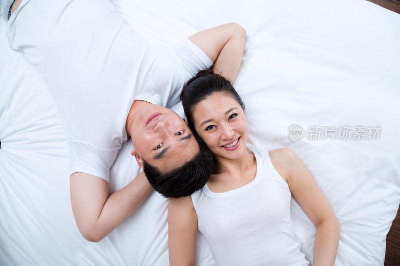 夫妻躺在床上