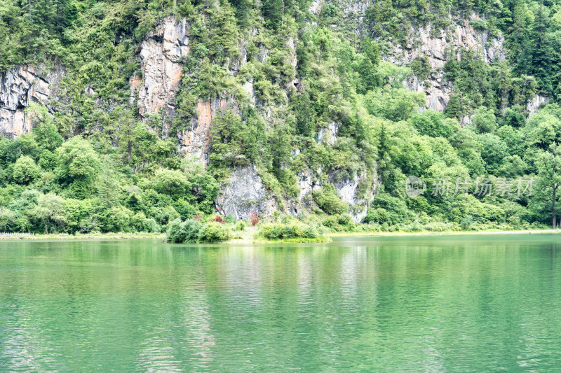 四川阿坝理县毕棚沟景区的清澈湖水