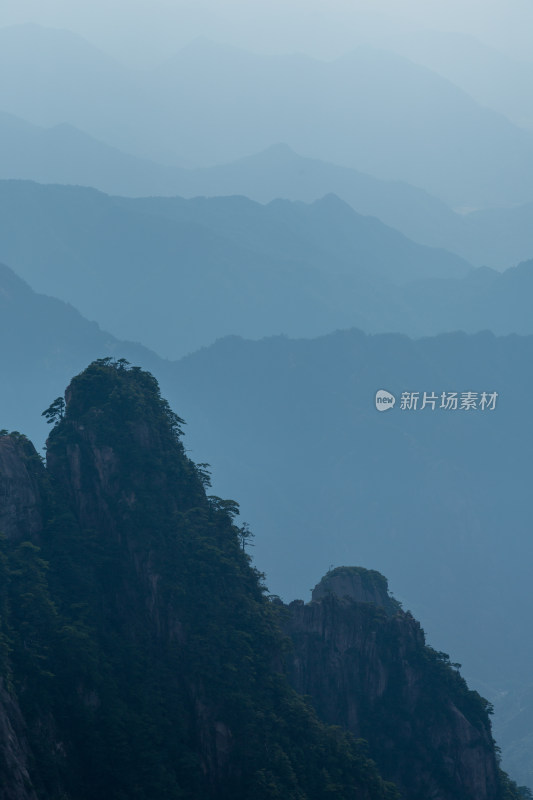 形态各异的山峰