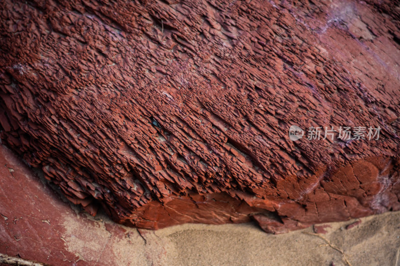 沙地上形状独特的红色碎裂岩石