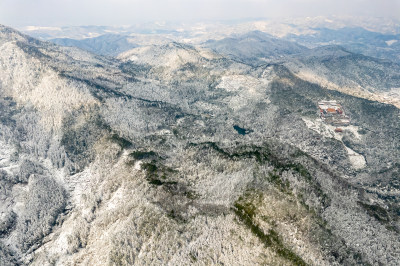 南方丘陵山川田园农田雪景航拍图