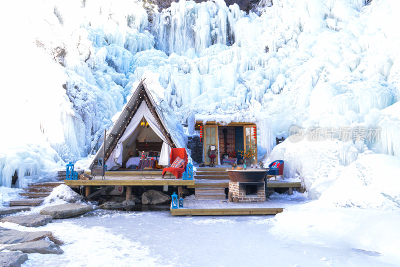 济南九如山冰瀑山间木屋冰雪景观