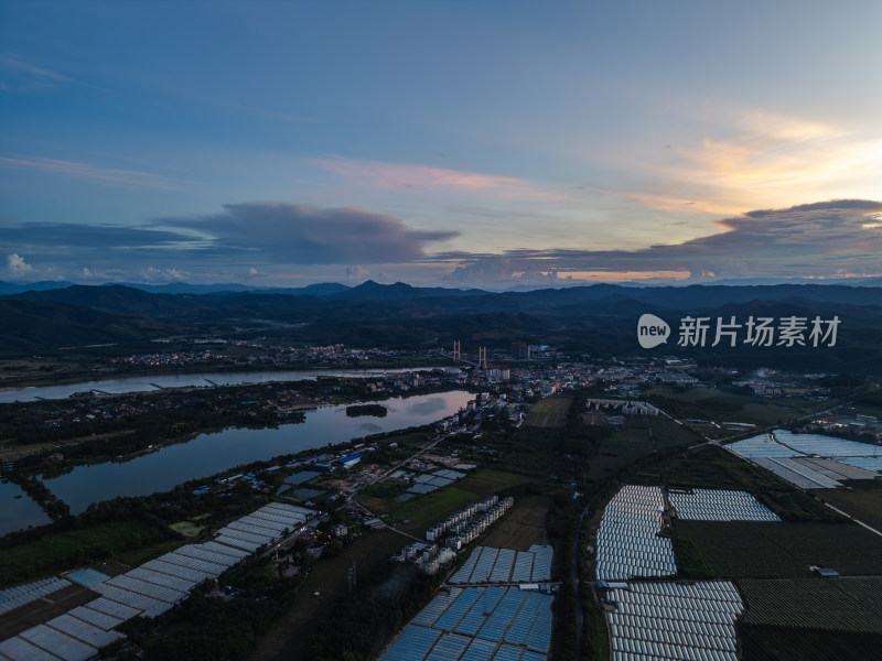 航拍夕阳余晖下的乡村田野