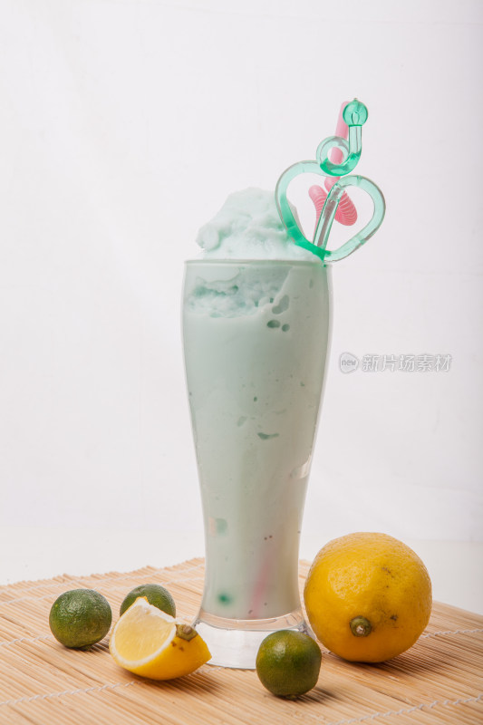 绿色冰饮搭配柠檬青柠