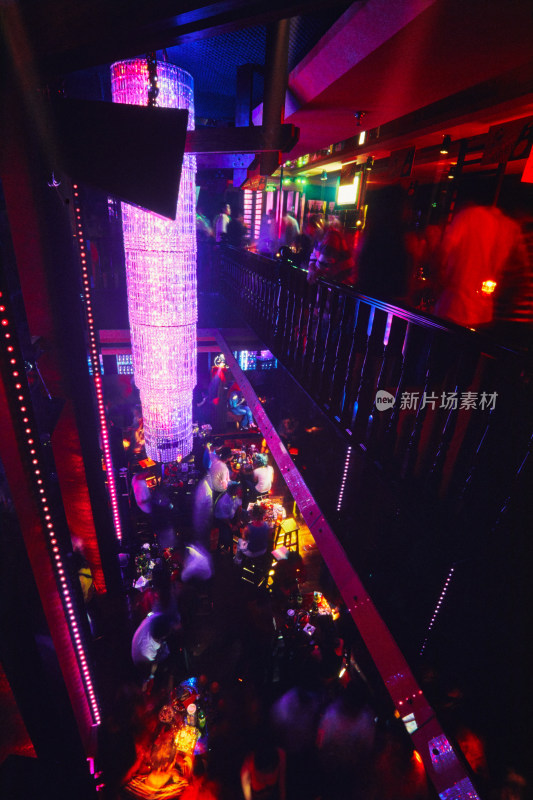 城市酒吧灯光人影动感模糊【反转胶片】