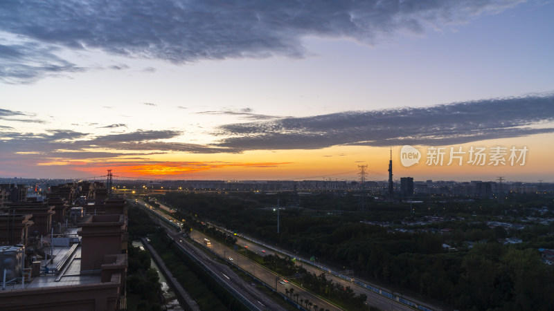 黄昏时分的城市道路鸟瞰全景