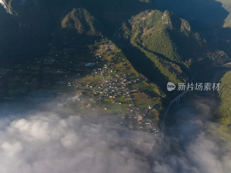 云南怒江傈僳族丙中洛人神共居秋色高空航拍