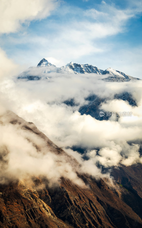 云层中露出山尖的墨尔多神山