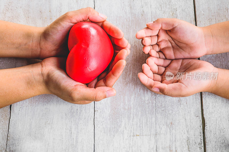 双手捧红心与空手掌对比