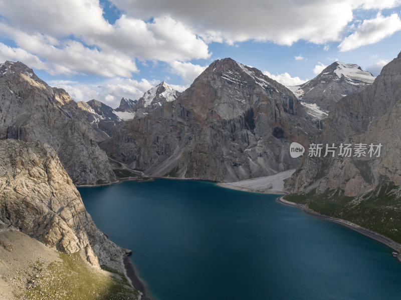 新疆北疆夏季乌孙古道天堂湖徒步高空航拍