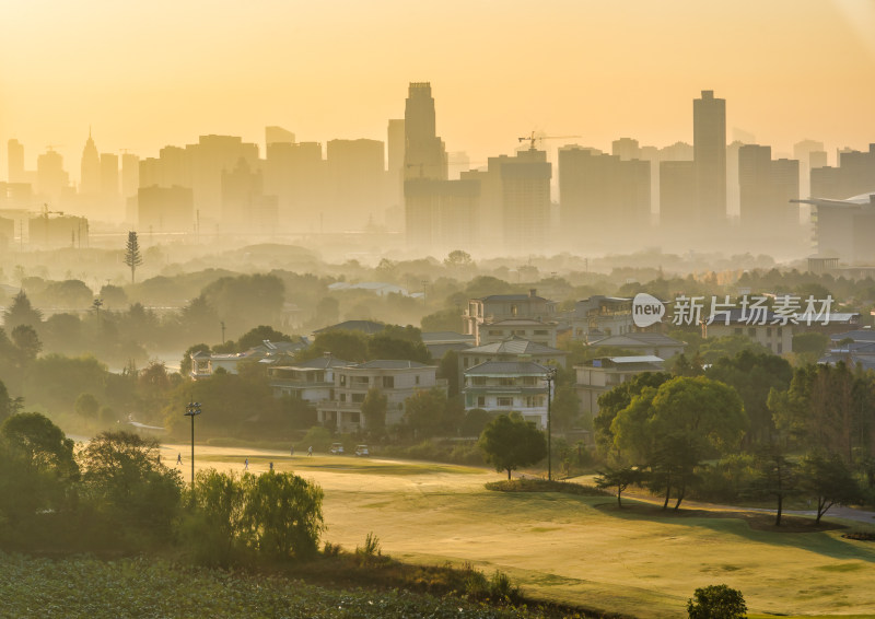 秋天武汉城市里的金银湖国际高尔夫球场