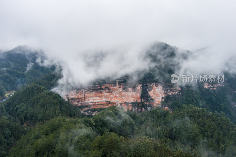 云雾缭绕的重庆江津四面山土地岩景区