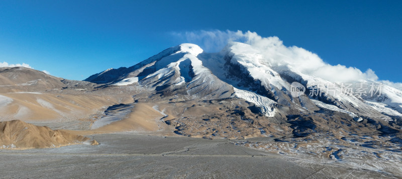 冬季雪山高峰背景高清摄影图片