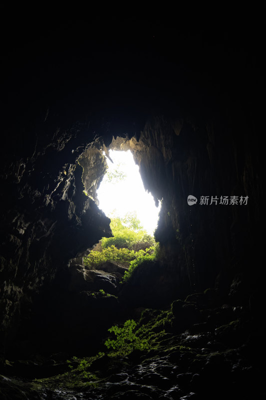 岩溶地貌山洞内部-广西桂林朝天岩