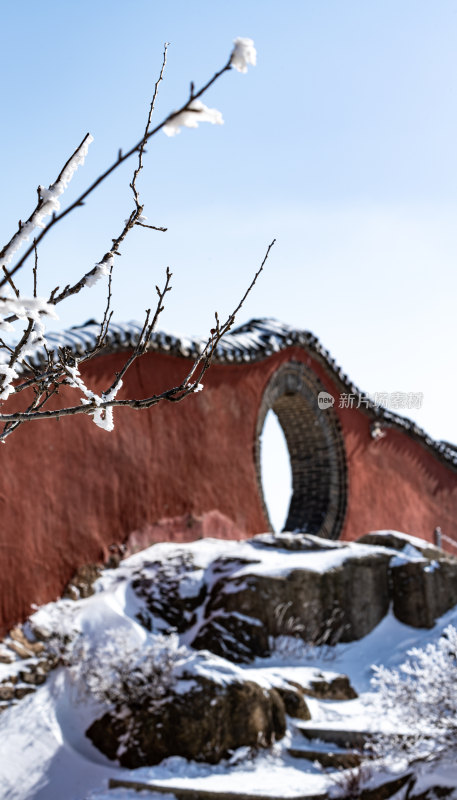 春雪后的泰安泰山风景区自然风光景点景观