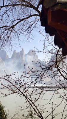 山水风景中的朦胧山峦远景图