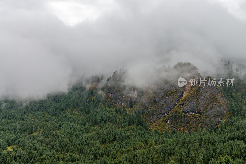 云雾缭绕的山峰