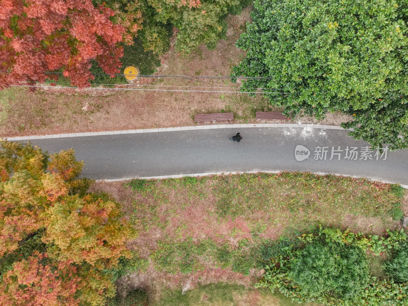 航拍昆山道路上的秋冬景色