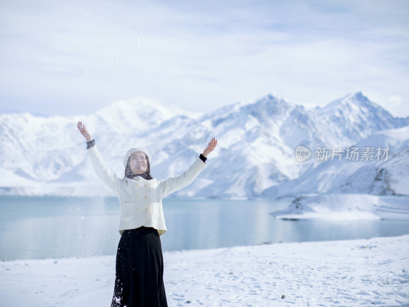 雪山湖泊蓝天白云美女自信快乐幸福