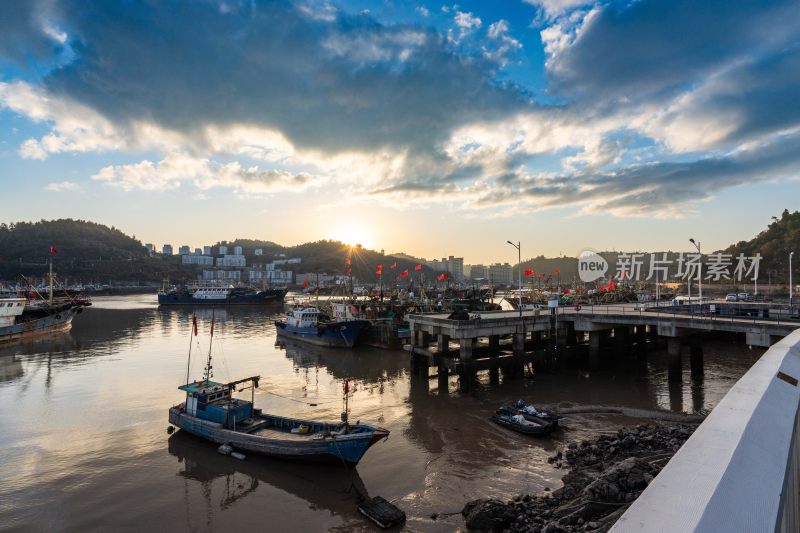 渔港码头渔船日落景象