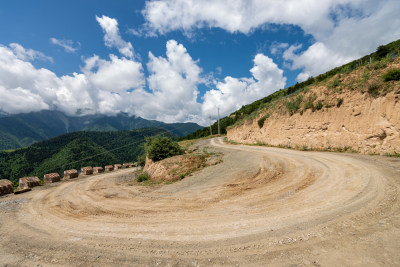 蓝天白云山路转弯