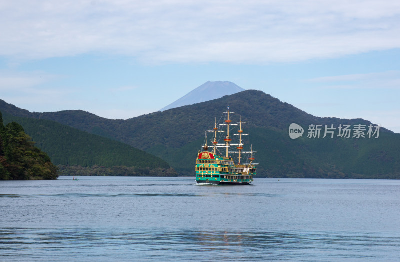 日本箱根芦之湖上的仿古游船