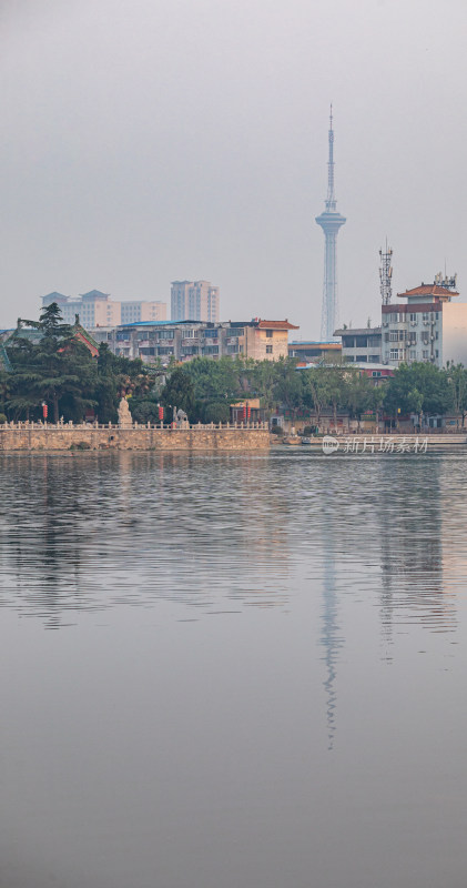 清晨的开封包公湖建筑倒影景观