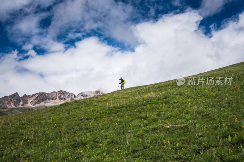 川西格聂高山草甸自然风光徒步旅行