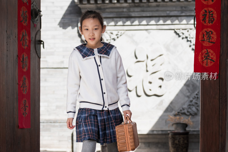 春天在北京爨底下村游玩踏青的中国女孩