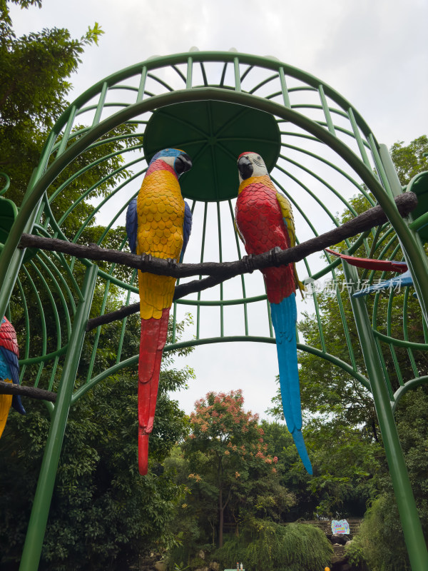 两只鹦鹉在鸟笼里的雕塑