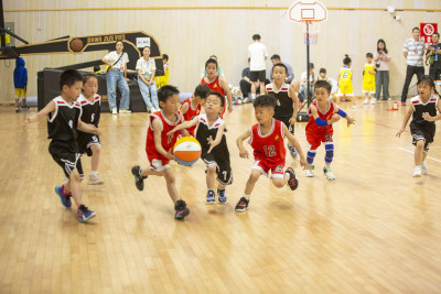 幼儿体育大会中的篮球对战