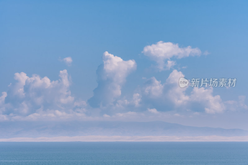 青海省海南州-蓝天白云下的青海湖风景