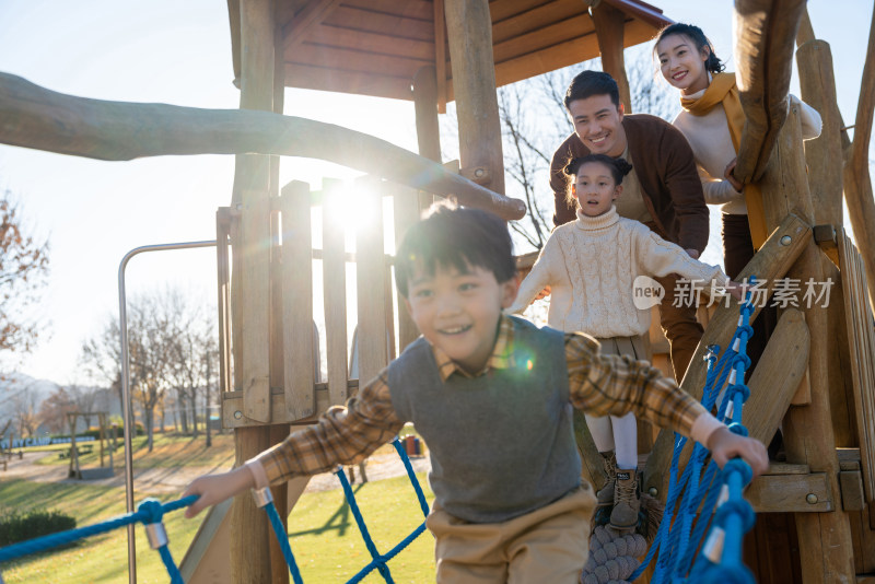 年轻夫妻带着孩子在公园玩耍