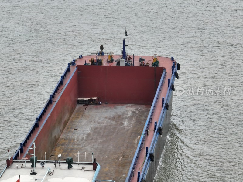 俯瞰货船船舱空仓特写行驶中的货轮梧州西江