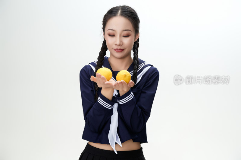 吃水果的亚洲东方长发少女