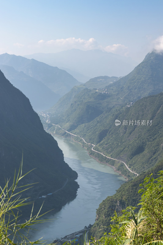 高山沟壑下的江水