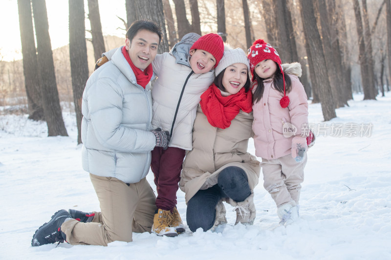 在雪地里玩耍的一家人